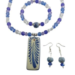 Juego de collar, pulsera y aretes elaborados con cristales varios colores en tonos con dijes de talavera azul