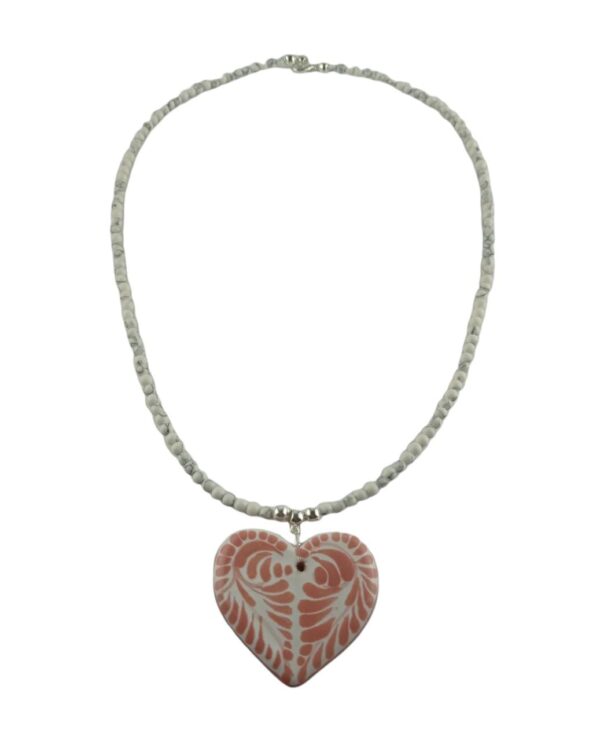 Juego de collar, pulsera y aretes en piedras blancas y dije de corazón en talavera color salmón - Imagen 2