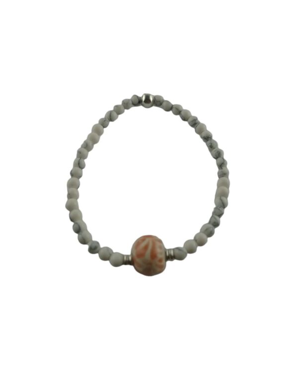 Juego de collar, pulsera y aretes en piedras blancas y dije de corazón en talavera color salmón - Imagen 3